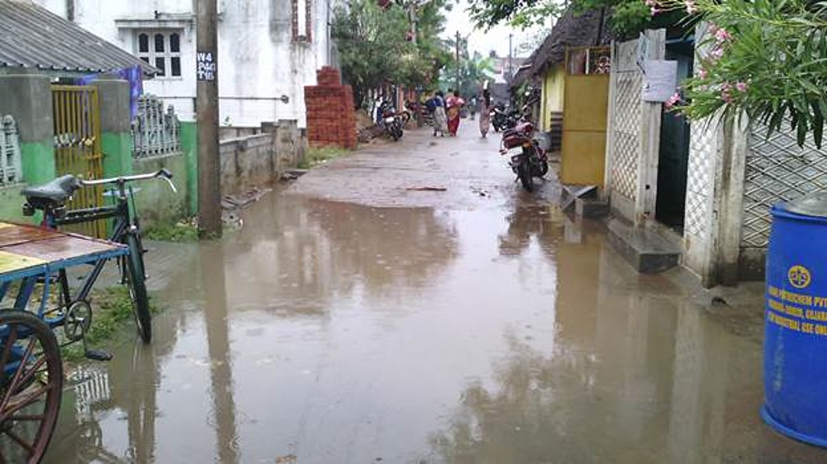 சிதம்பரத்தில் பலத்த மழை: சாலைகளில் பெருக்கெடுத்து ஓடிய மழைநீர்